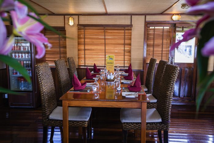 Restaurants, Bars & Cafés on RV Indochine